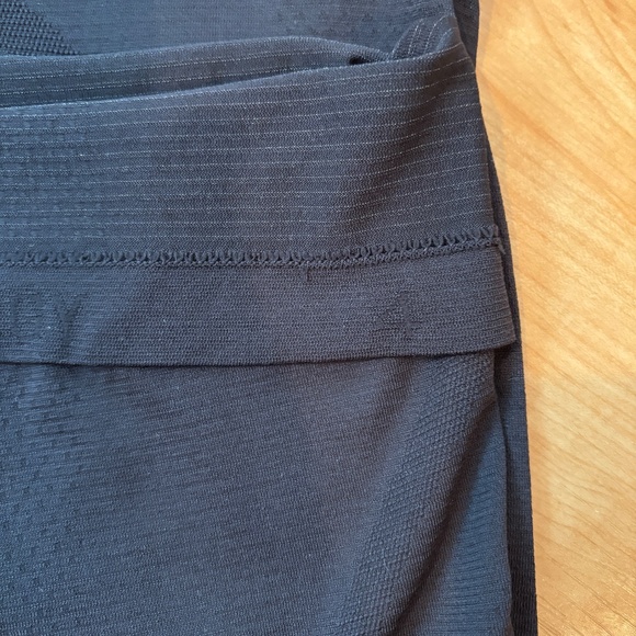 LULULEMON SWIFTLY TECH LONG SLEEVED HIP LENGTH 4 IN GREAT CONDITION - Picture 12 of 12